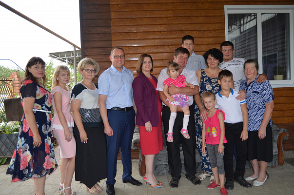 Наталья Костенко поздравила многодетную семью из Успенки с победой в конкурсе «Семья года»
